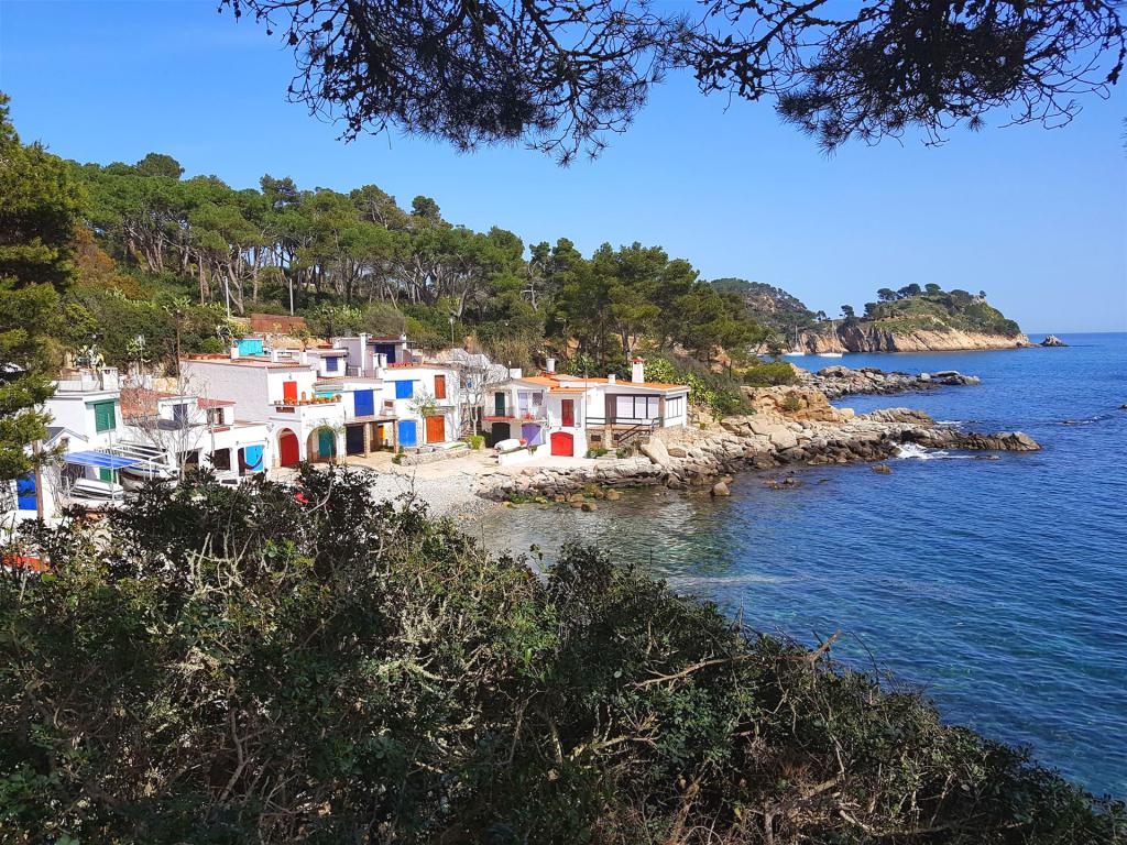 Bucht mit bunten Fischerhäuser am Meer