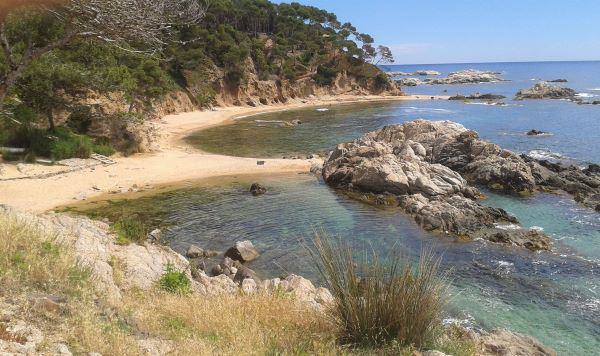 Einsame Bucht mit kleinen Stränden