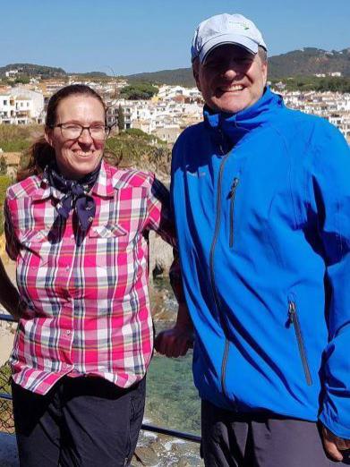 2 Wanderführer vor einer Ortschaft der Costa Brava