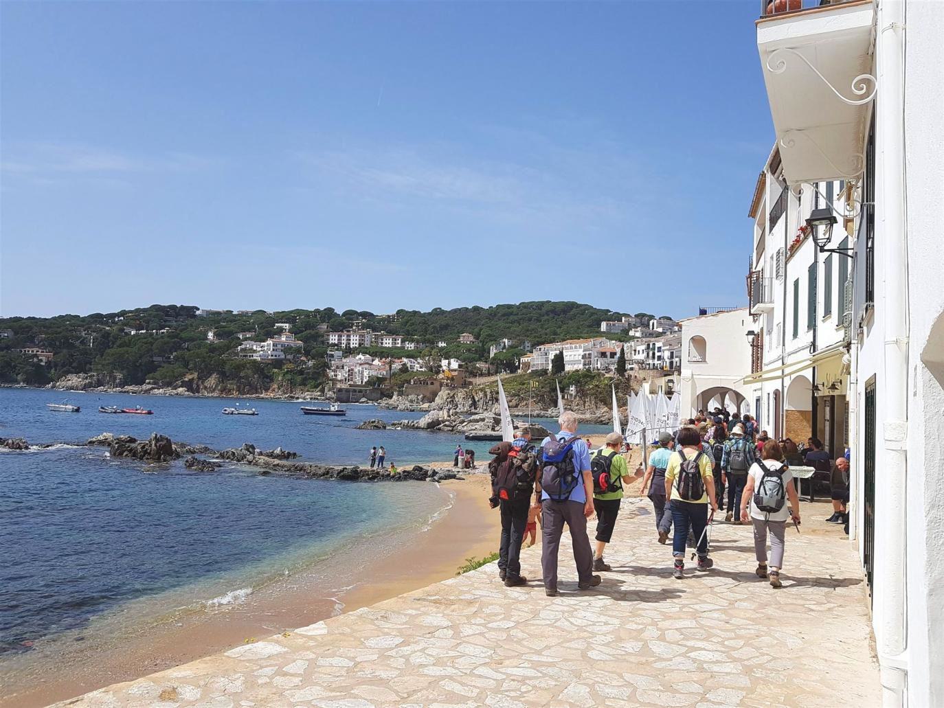Wanderer in einem Dorf am Meer